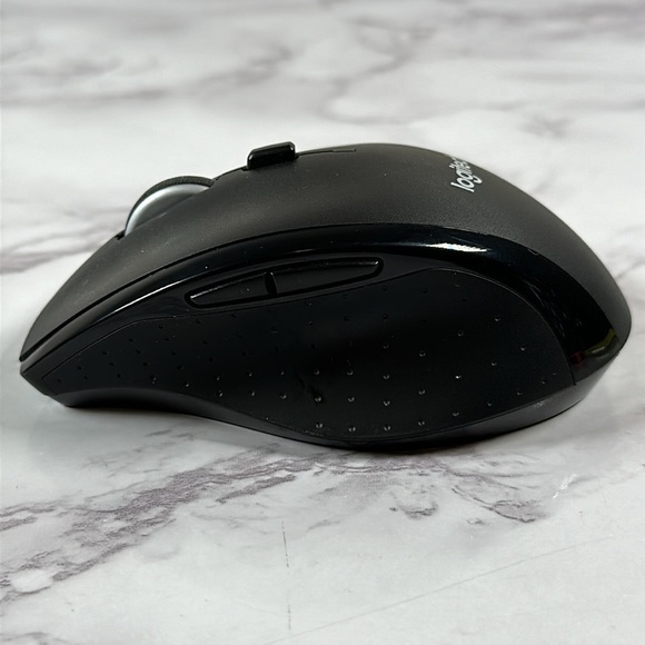 Logitech Mouse With 2 Batteries - Picture 2 of 8